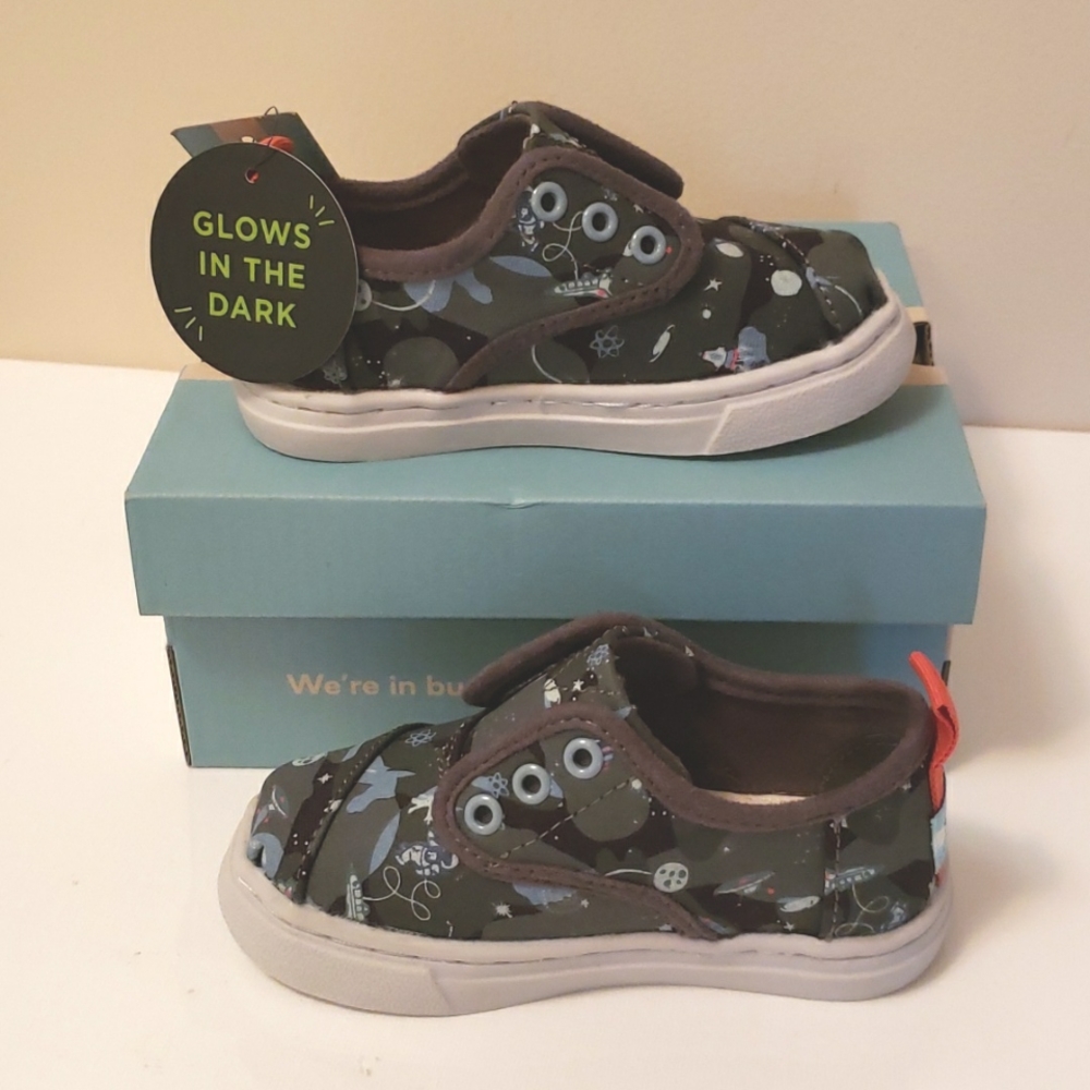 TOMS Glow in the Dark Alien space print Sneakers 6 NWT